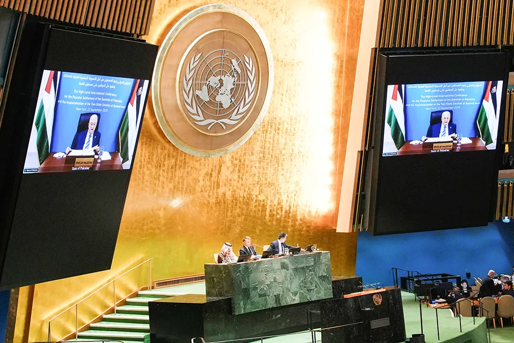 El presidente palestino Mahmoud Abbas aparece en una pantalla mientras se dirige a los delegados durante una reunión de alto nivel de jefes de Estado sobre una solución de dos Estados entre Israel y los palestinos en la sede de las Naciones Unidas en la ciudad de Nueva York, Estados Unidos, el 22 de septiembre de 2025 - REUTERS/ EDUARDO MUÑOZ