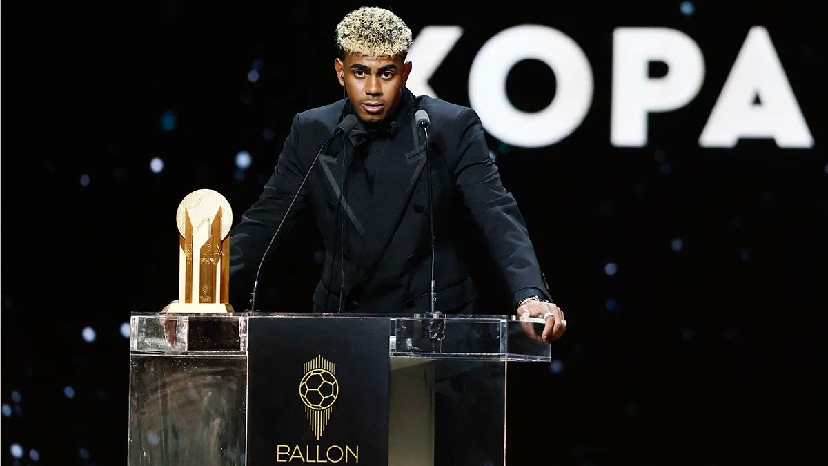 <p>Lamine Yamal del FC Barcelona pronuncia un discurso tras ganar el Trofeo Kopa masculino  - REUTERS/ BENOIT TESSIER</p>
