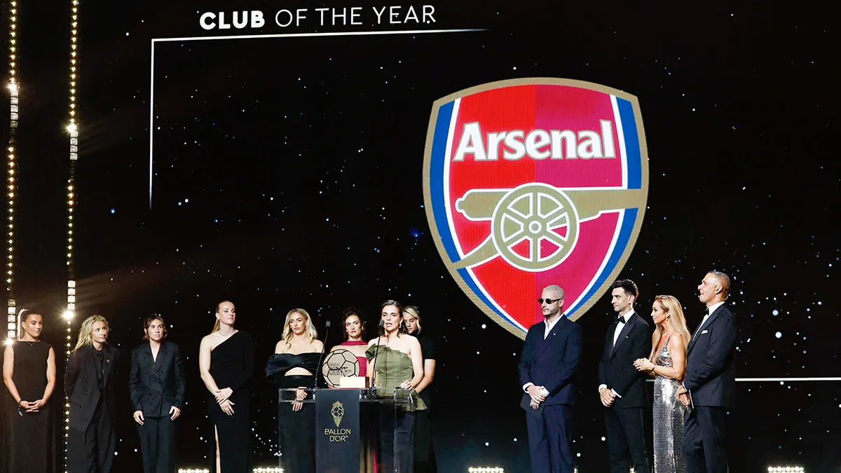 <p>La entrenadora del Arsenal, Renée Slegers, pronuncia un discurso tras ganar el premio al club femenino del año Balón de Oro 2025  - REUTERS/ BENOIT TESSIER</p>

