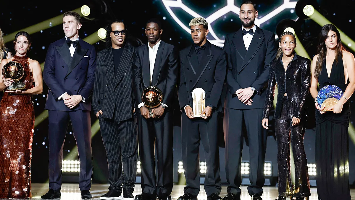 <p>Ousmane Dembele del Paris St Germain con el premio Ballon dOr y ganador del Trofeo Kopa Lamine Yamal del FC Barcelona con el exfutbolista Ronaldinho, Viktor Gyokeres del Arsenal, Gianluigi Donnarumma del Manchester City y Vicky Lopez del FC Barcelona - REUTERS/ BENOIT TESSIER</p>
