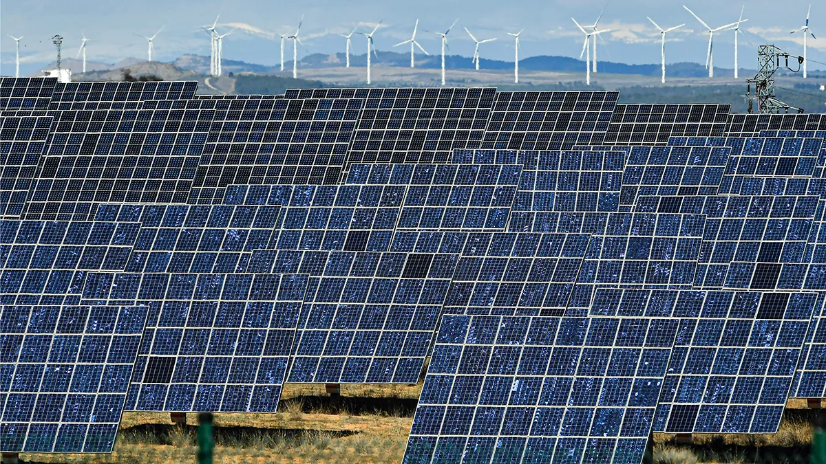 <p>Paneles solares de hidrógeno verde de Climate España, cerca de la pequeña localidad de Milagro, en la provincia de Navarra, al norte de España - AP/ ÁLVARO BARRIENTOS</p>
