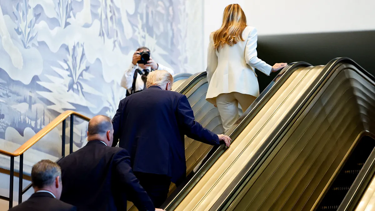 <p>El presidente de Estados Unidos, Donald Trump, sube por una escalera mecánica a su llegada para asistir a la 80.ª Asamblea General de las Naciones Unidas en la sede de la ONU en la ciudad de Nueva York, Estados Unidos, el 23 de septiembre de 2025 - REUTERS/KYLIE COOPER</p>
