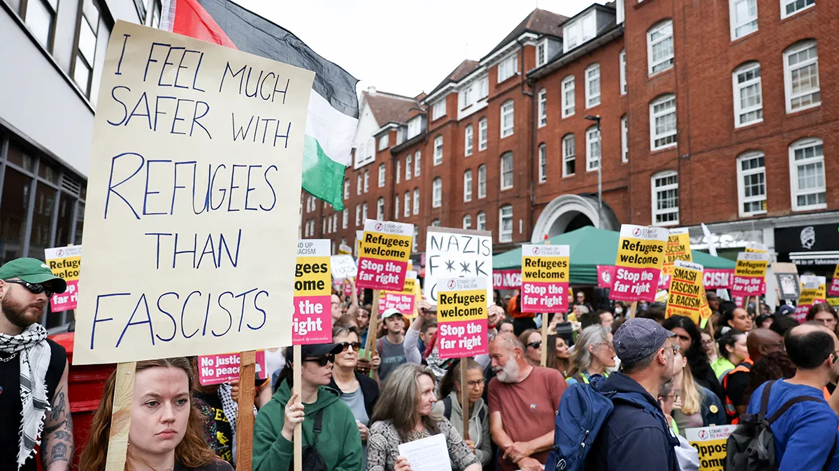<p>Manifestantes antirracistas asisten a una contraprotesta, mientras se lleva a cabo una manifestación antiinmigración frente al hotel Barbican Thistle en Londres, Gran Bretaña, el 2 de agosto de 2025 - REUTERS/ TOBY MELVILLE</p>
