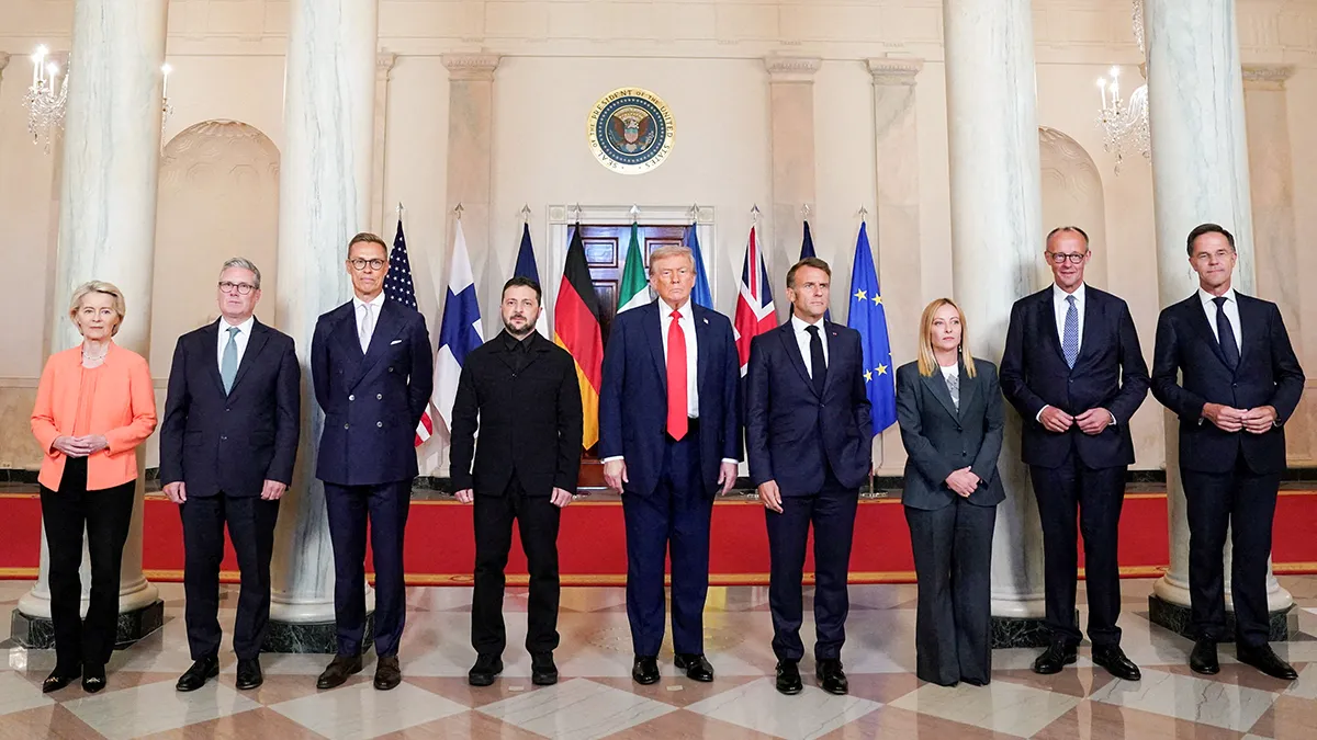<p>El presidente estadounidense Donald Trump, y los principales líderes europeos posan para una foto familiar en la Casa Blanca en Washington, DC, EE. UU., 18 de agosto de 2025 - REUTERS/ ALEXANDER DRAGO</p>
