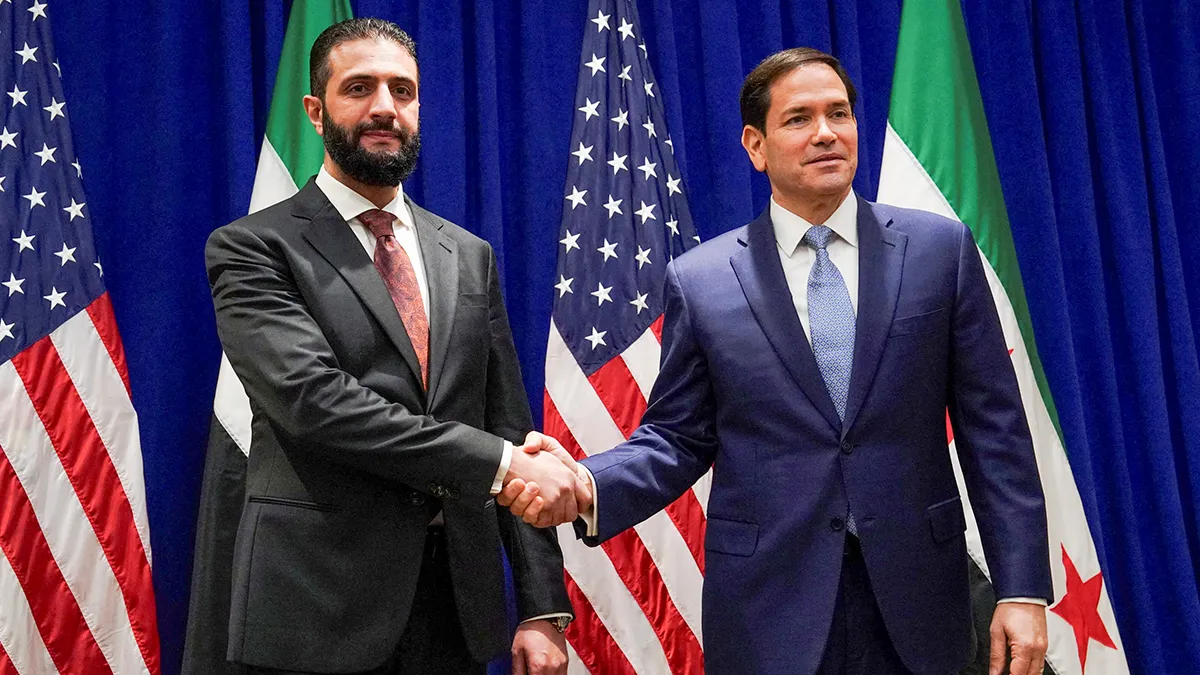 <p>El secretario de Estado de Estados Unidos, Marco Rubio, estrecha la mano del presidente sirio Ahmed al-Sharaa en el Hotel Lotte New York Palace, en el marco de la 80.ª Asamblea General de las Naciones Unidas en la ciudad de Nueva York, Estados Unidos, el 22 de septiembre de 2025 - REUTERS/ BING GUAN</p>
