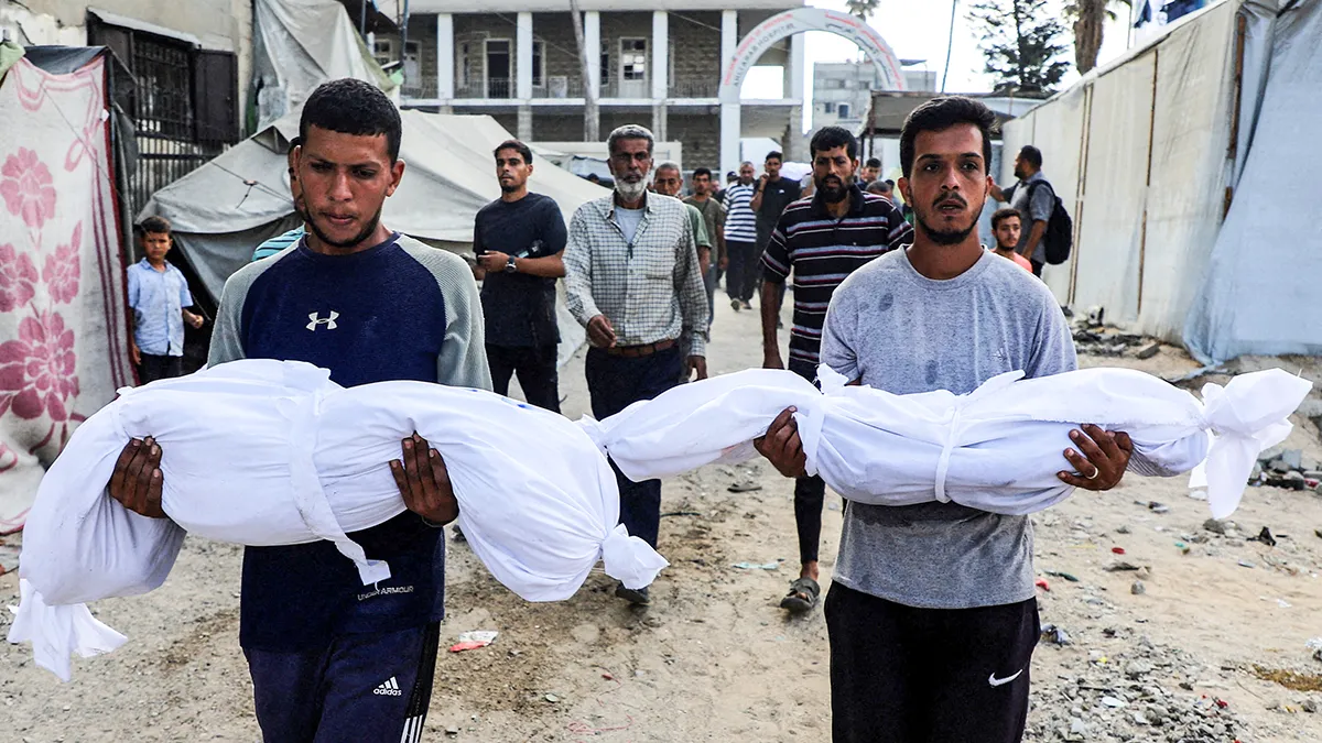 <p>Cuerpos de niños palestinos que, según los médicos, murieron en un mortal ataque israelí nocturno contra un edificio donde se refugiaban personas desplazadas, en medio de una operación militar israelí, en el Hospital Árabe Al-Ahli en la ciudad de Gaza - REUTERS/ EBRAHIM HAJJAJ</p>