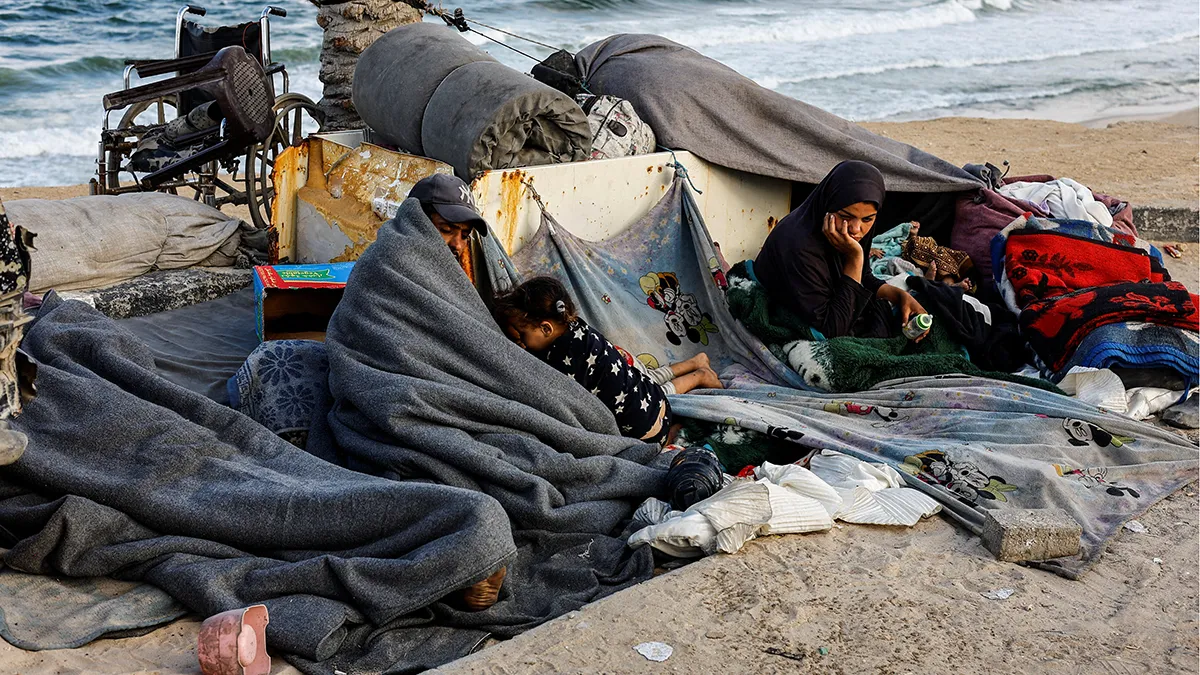 <p>Palestinos desplazados, que huyen del norte de Gaza debido a una operación militar israelí, descansan tras desplazarse hacia el sur siguiendo una orden de las fuerzas israelíes a los residentes de la ciudad de Gaza de evacuar hacia el sur, en el centro de la Franja de Gaza, el 25 de septiembre de 2025 - REUTERS/ MAHMOUD ISSA</p>
