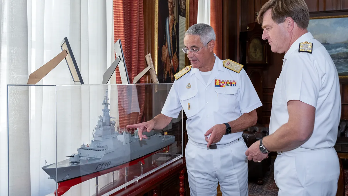 El Jefe de Estado Mayor de la Armada, almirante Antonio Piñeiro, con su homólogo del Reino Unido, general de Infantería de Marina Sir Gwyn Jenkins, en su reciente visita oficial a España tras tomar posesión de su cargo en mayo - PHOTO/Armada