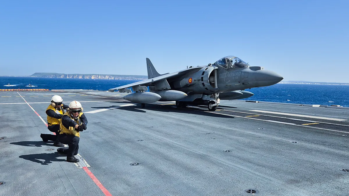 Los trabajos para extender la vida operativa de los Harrier españoles mediante repuestos originales de las mismas aeronaves de terceros países recae en Airbus, con la finalidad de mantenerlos operativos hasta 2032 - PHOTO/Armada