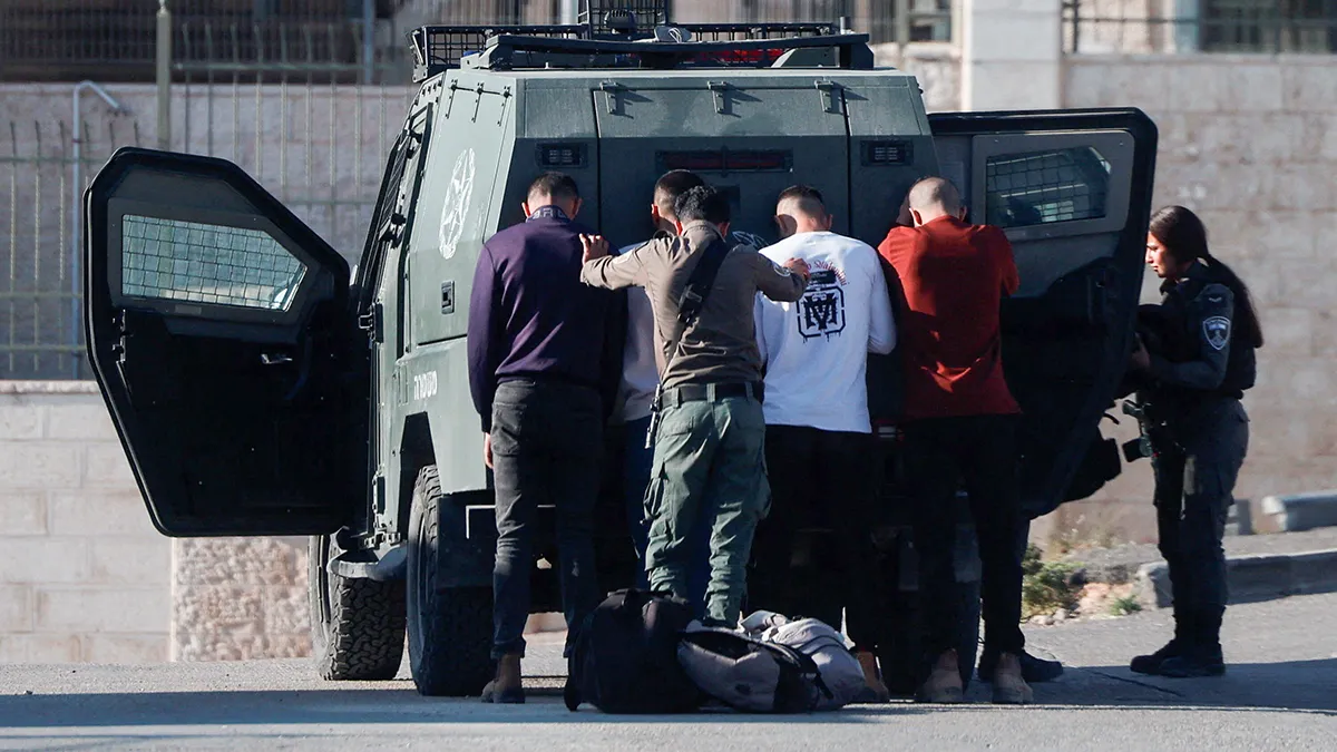 <p>Agentes de la policía fronteriza israelí detienen a hombres palestinos cerca de la barrera en un barrio de Jerusalén Este el 2 de mayo de 2025 - REUTERS/ AMMAR AWADA</p>
