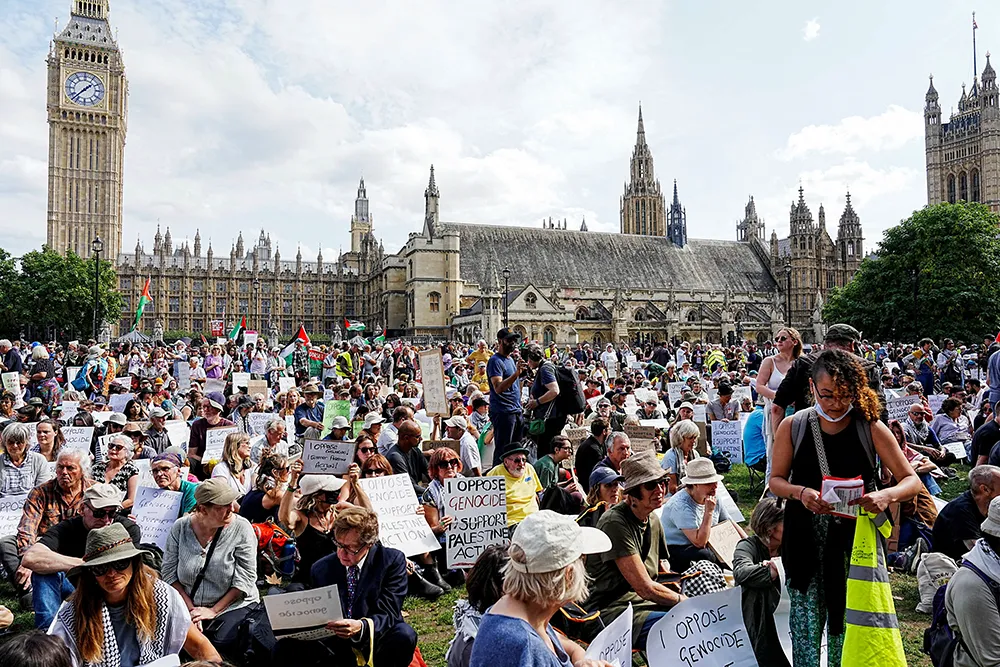 <p>La gente se reúne en la Plaza del Parlamento el día de la manifestación "Lift The Ban" organizada por Defend Our Juries, desafiando la prohibición del gobierno británico de la Acción Palestina bajo las leyes antiterroristas, en Londres, Gran Bretaña, el 6 de septiembre de 2025 - REUTERS/ CARLOS JASSO</p>

