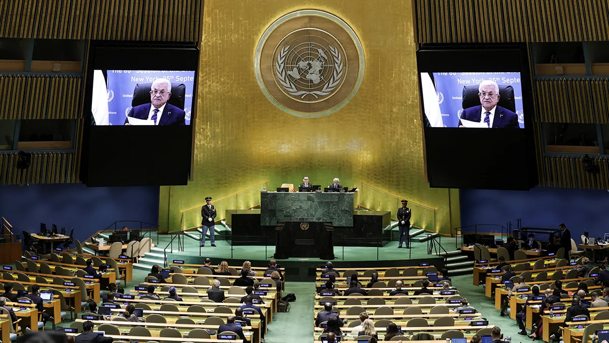 El presidente palestino Mahmoud Abbas aparece en las pantallas mientras se dirige a la 80.ª Asamblea General de las Naciones Unidas (AGNU), en la sede de la ONU en Nueva York, EE. UU., el 25 de septiembre de 2025 - REUTERS/ JEENAH MOON