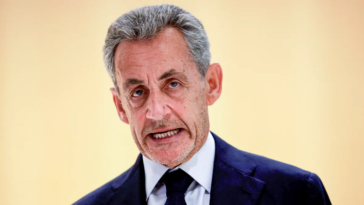 <p>El expresidente francés Nicolas Sarkozy habla con periodistas tras el veredicto en su juicio con otros acusados ​​por cargos de corrupción y financiación ilegal de una campaña electoral relacionada con la supuesta financiación libia de su exitosa candidatura presidencial de 2007, en el juzgado de París, Francia, el 25 de septiembre de 2025 - REUTERS/ STEPHAINE LECOCQ</p>
