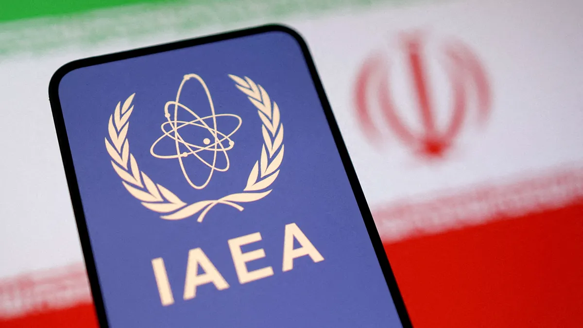 Logotipo del Organismo Internacional de Energía Atómica (OIEA) y la bandera iraní - REUTERS/ DADO RUVIC 