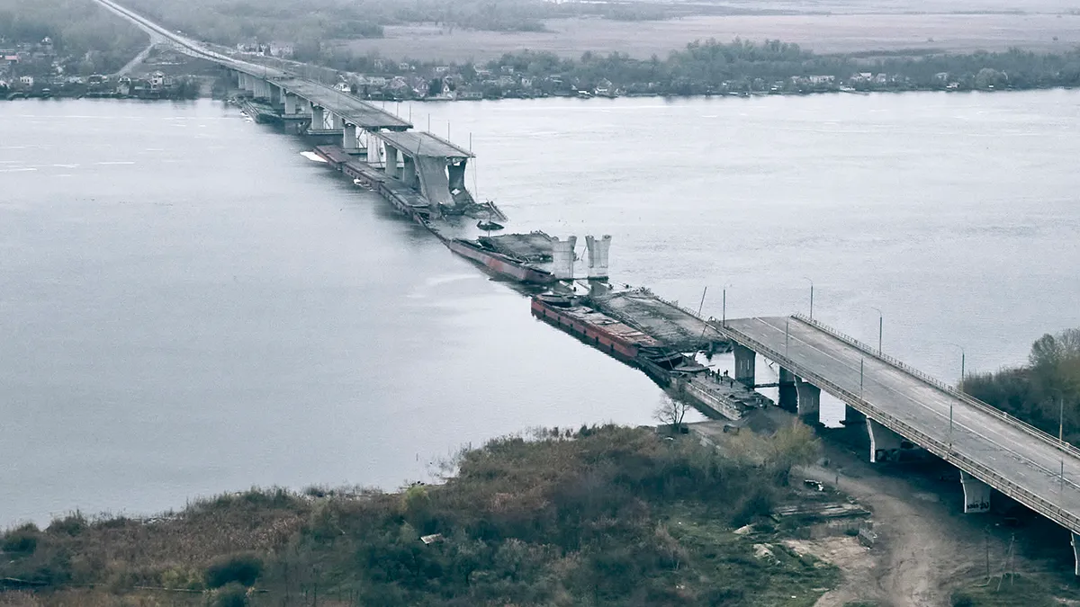 <p>Vista del puente Antonovsky dañado sobre el río Dniéper en Jersón, Ucrania, el 13 de noviembre de 2022 - AP/LIBKOS</p>
