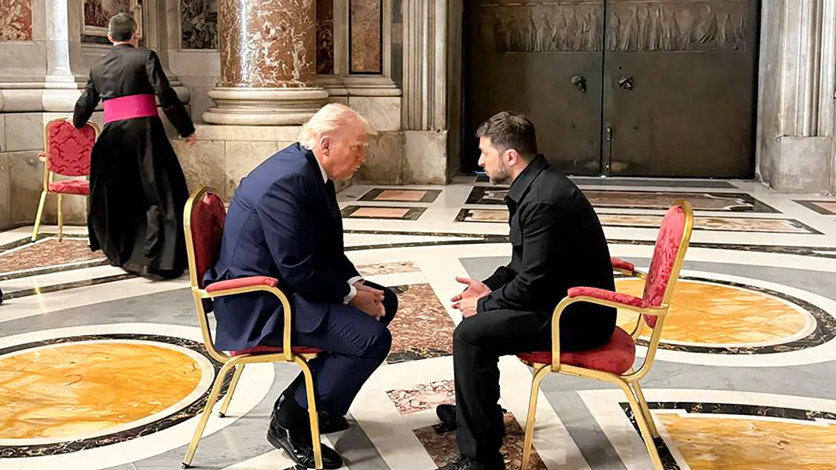 <p>En esta fotografía, tomada y difundida por el Servicio de Prensa Presidencial de Ucrania en Kiev el 26 de abril de 2025, el presidente de Ucrania, Volodymyr Zelensky (izq.), se reúne con el presidente de Estados Unidos, Donald Trump (der.), al margen del funeral del papa Francisco en la Basílica de San Pedro del Vaticano - PHOTO/ SERVICIO DE PRENSA PRESIDENCIAL DE UCRANIA</p>
