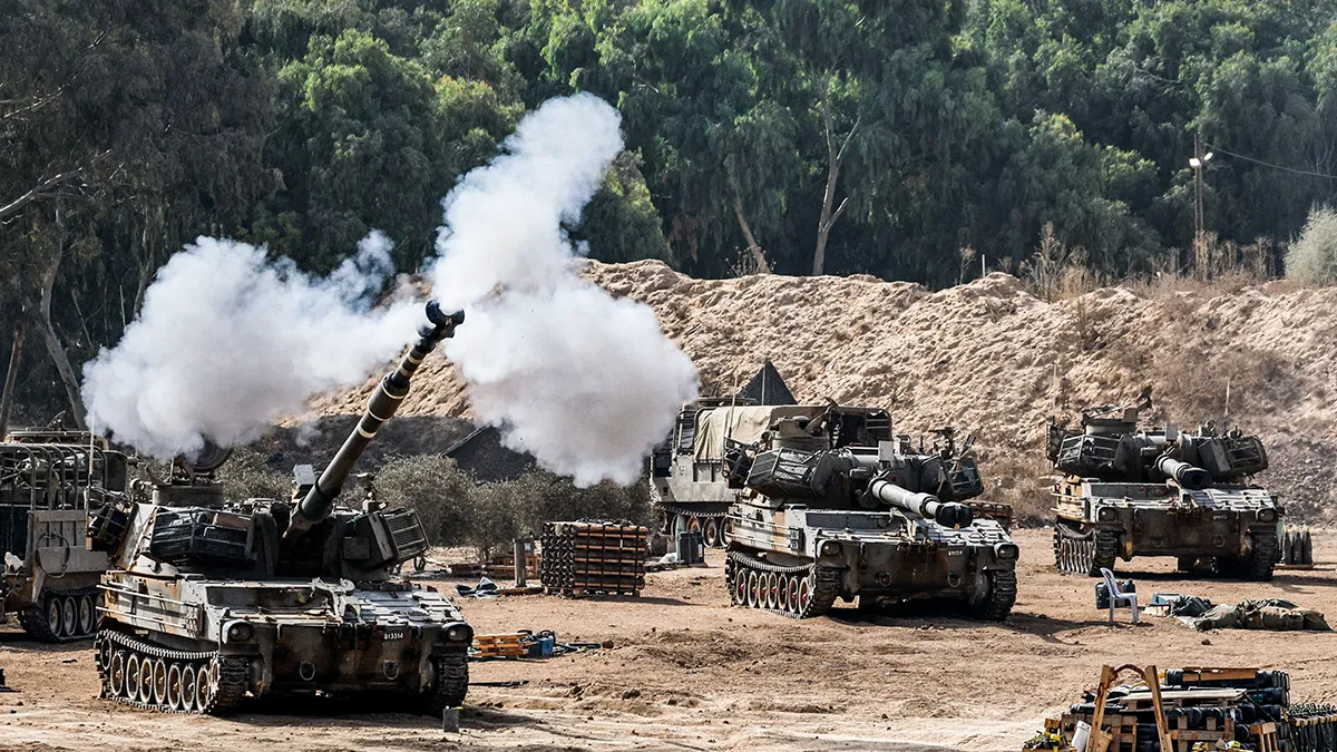 <p>Una unidad de artillería móvil dispara hacia Gaza cerca de la frontera, en Israel, el 28 de septiembre de 2025 - REUTERS/ AMIR COHEN</p>
