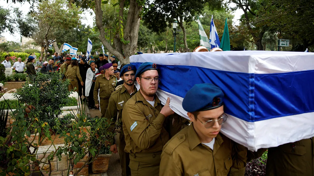 <p>Miembros militares israelíes llevan el ataúd durante el funeral del soldado israelí Avraham Fetena, quien murió por las heridas causas cuando hombres armados atacaron un puesto de control cerca de Jerusalén, en Haifa, Israel, el 17 de noviembre de 2023 - REUTERS/ SHIR TOREM</p>
