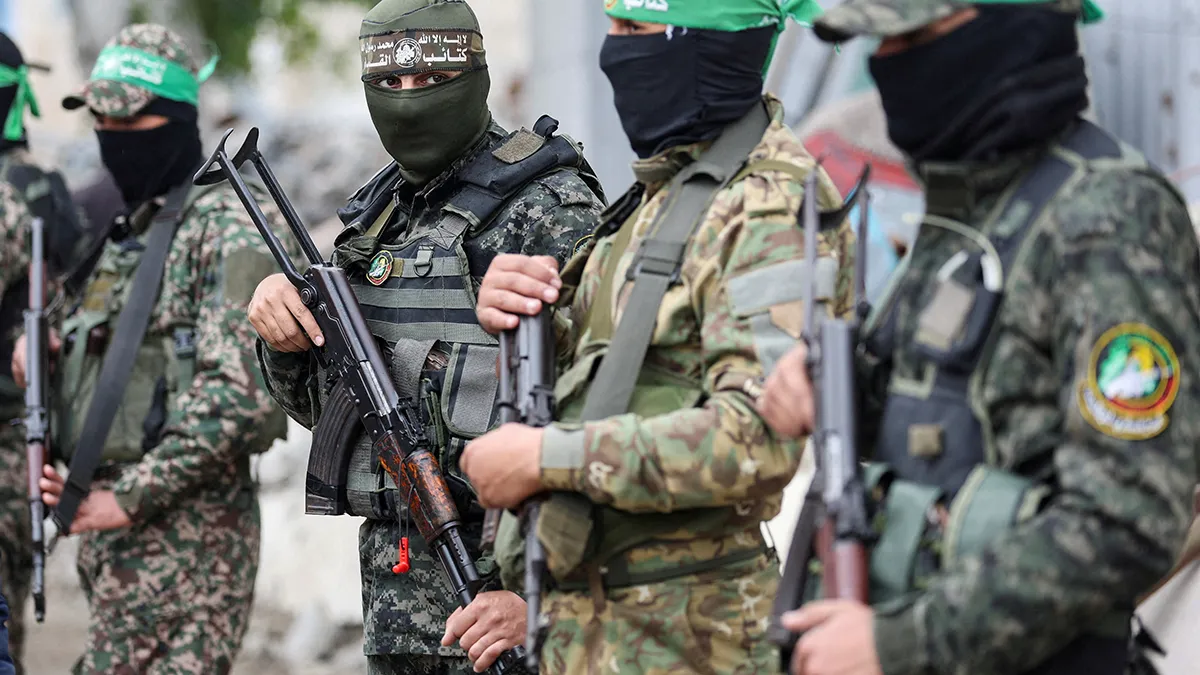 <p>Hombres armados hacen guardia en el funeral de Marwan Issa, un alto comandante militar adjunto de Hamás que murió en un ataque aéreo israelí durante el conflicto entre Israel y Hamás, en medio de un alto el fuego entre ambos países, en el centro de la Franja de Gaza, el 7 de febrero de 2025 - REUTERS/ RAMADAN ABED</p>
