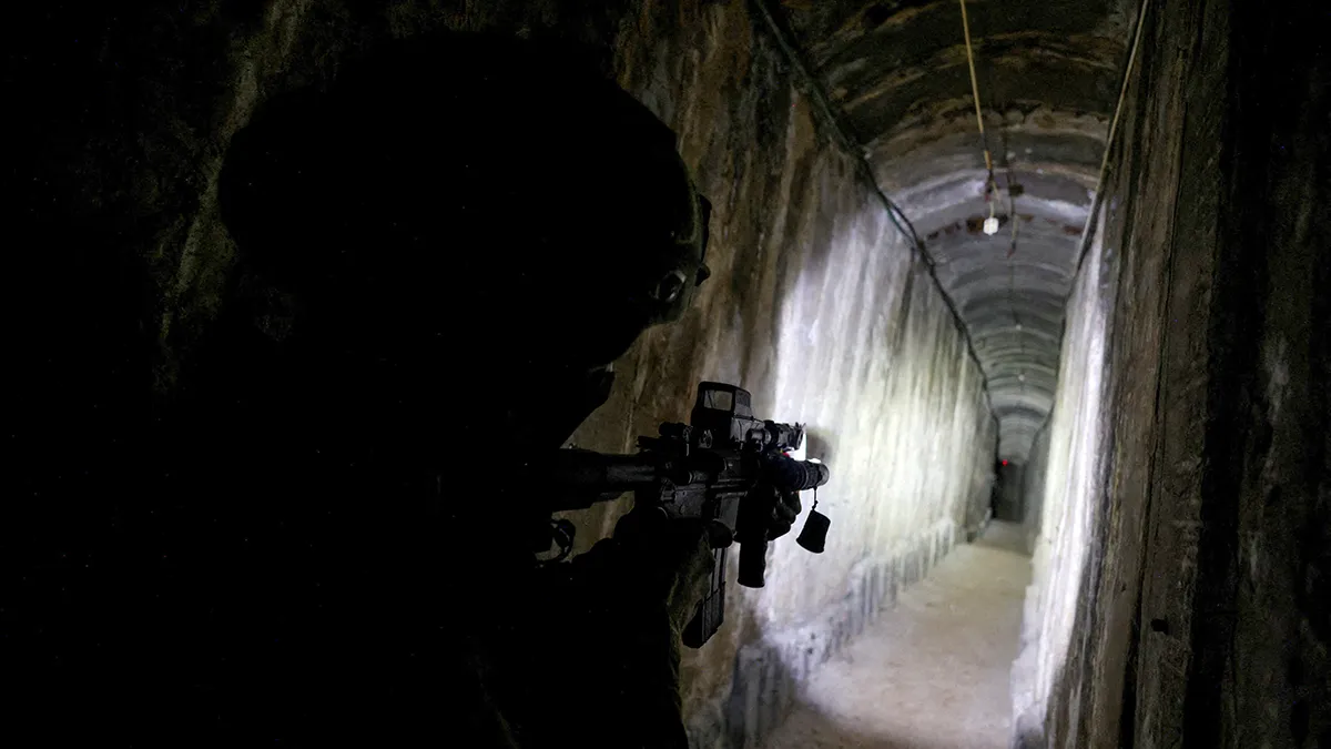 <p>Un soldado israelí asegura un túnel debajo del Hospital Al Shifa en la ciudad de Gaza, en medio de la operación terrestre en curso del ejército israelí contra el grupo islamista palestino Hamás, en el norte de la Franja de Gaza, el 22 de noviembre de 2023 - REUTERS/ RONEN ZVULUN</p>
