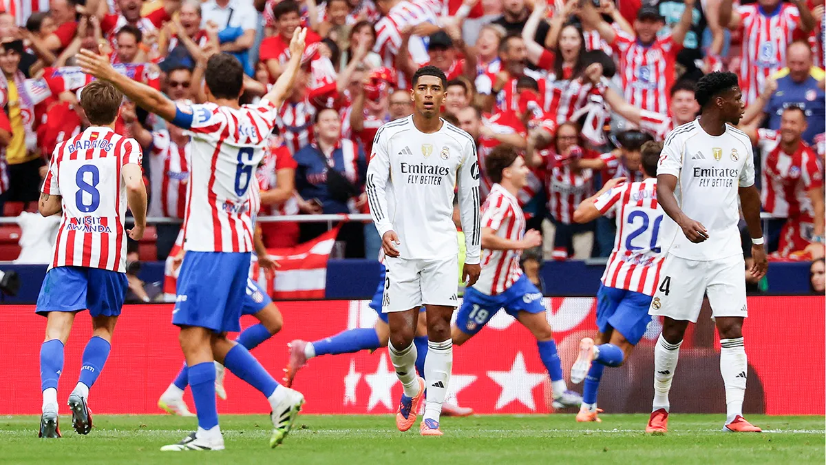 <p>Jude Bellingham y Aurelien Tchouameni del Real Madrid parecen abatidos después de que Julián Álvarez del Atlético de Madrid anotara su cuarto gol de tiro libre - REUTERS/ SUSANA VERA </p>
