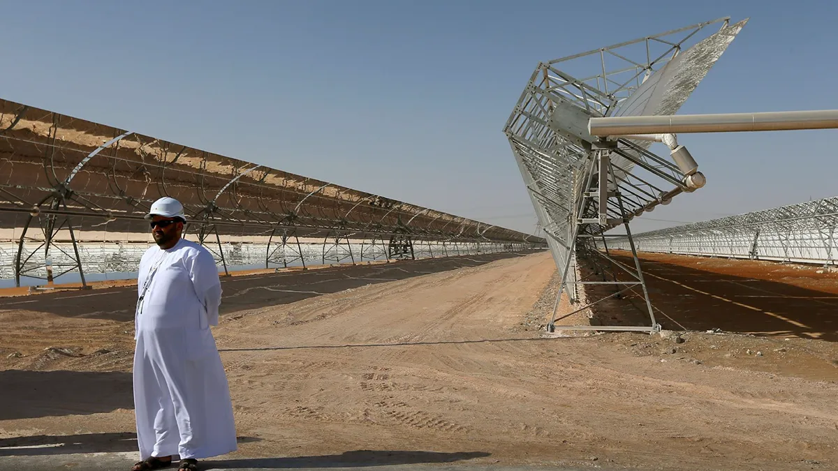 <p>Filas de espejos parabólicos en la planta de energía solar concentrada (CSP) Shams 1, en el distrito de al-Gharibiyah, a las afueras de Abu Dabi - PHOTO/ARCHIVO</p>
