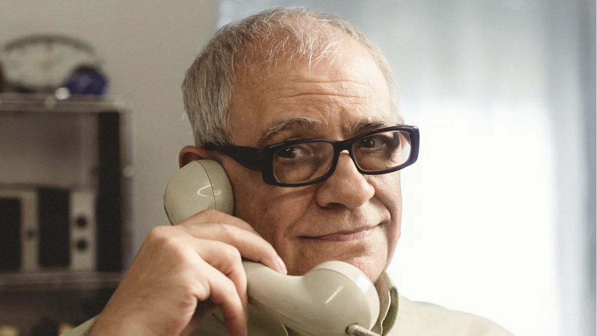 <p>José, participante del programa Siempre Acompañados de la Fundación ”la Caixa”, hablando por teléfono - PHOTO/ Martí Pujol Bonastre. Fundación ”la Caixa”</p>
