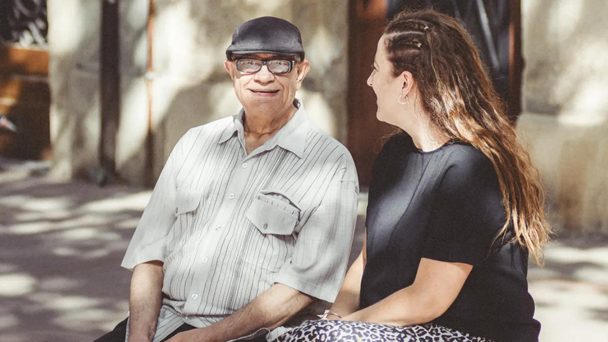 <p>José, participante del programa Siempre Acompañados con una técnica del programa - PHOTO/ Martí Pujol Bonastre. Fundación ”la Caixa”</p>
