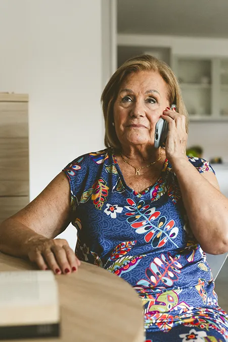 <p>Teresa, participante del programa Siempre Acompañados de la Fundación ”la Caixa”, hablando por teléfono - PHOTO/ Martí Pujol Bonastre. Fundación ”la Caixa”</p>