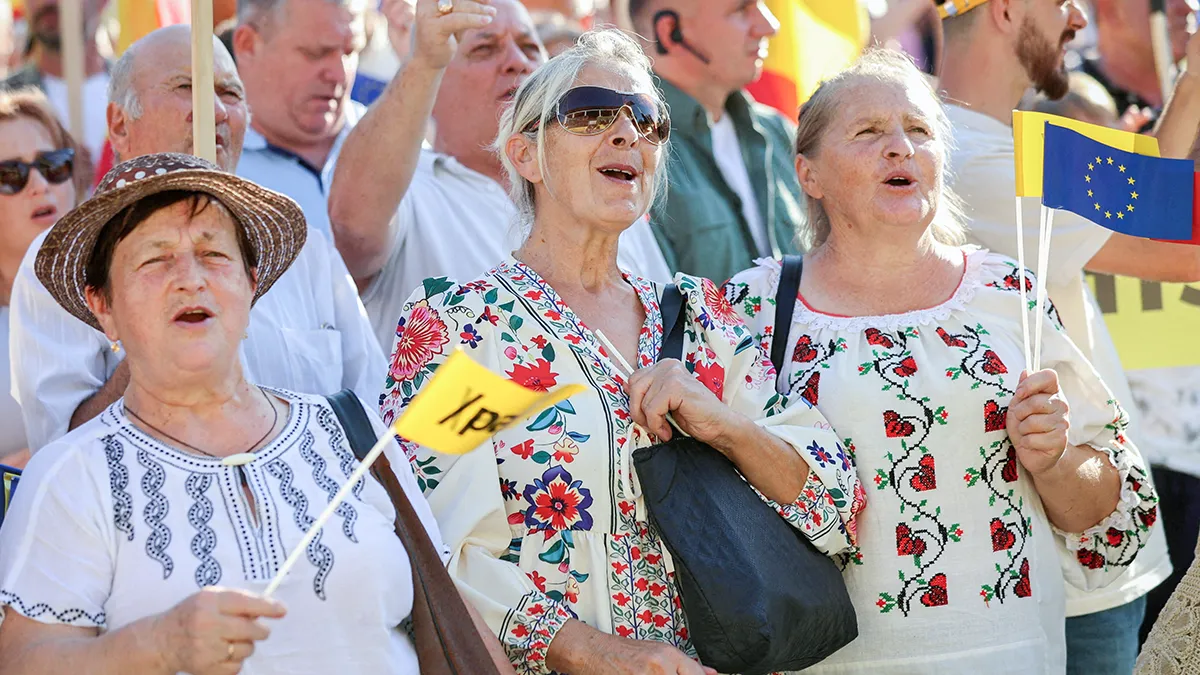 <p>La gente asiste a una manifestación para lanzar la campaña electoral del proeuropeo Partido de Acción y Solidaridad (PAS) antes de las elecciones parlamentarias, en Chisinau, Moldavia, el 29 de agosto de 2025 - REUTERS/ VLADISLAV CULIOMZA</p>

