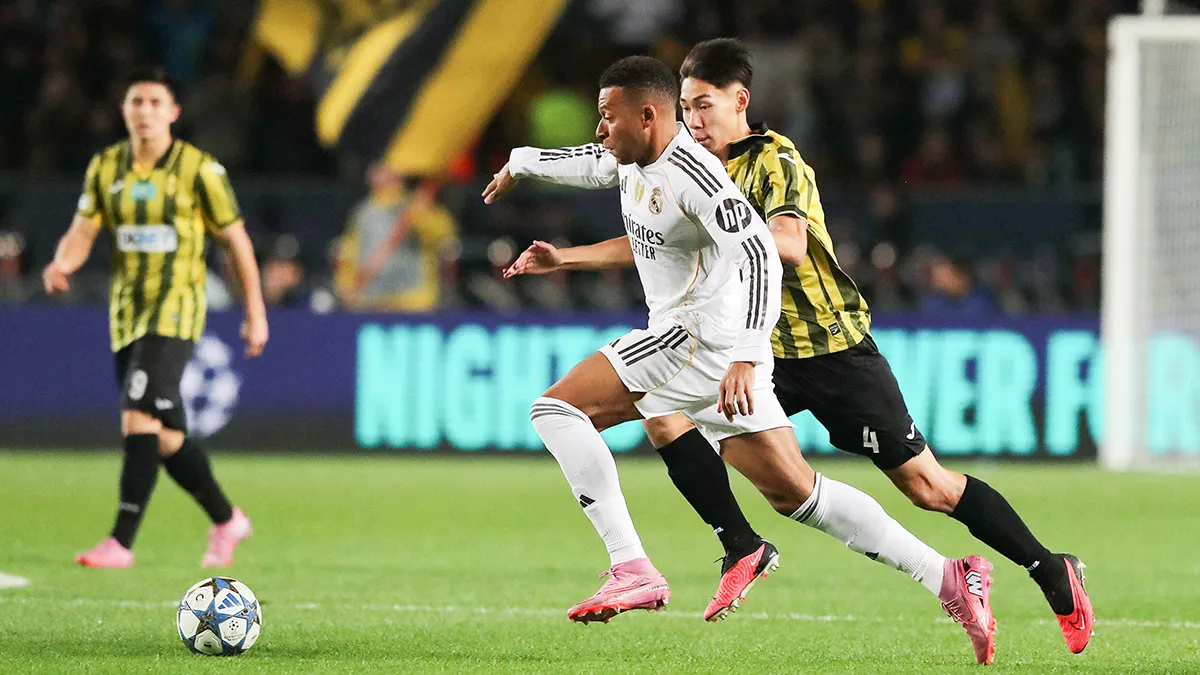 <p>Kylian Mbappé del Real Madrid en acción con Damir Kasabulat - REUTERS/ PAVEL MIKHEYEV </p>
