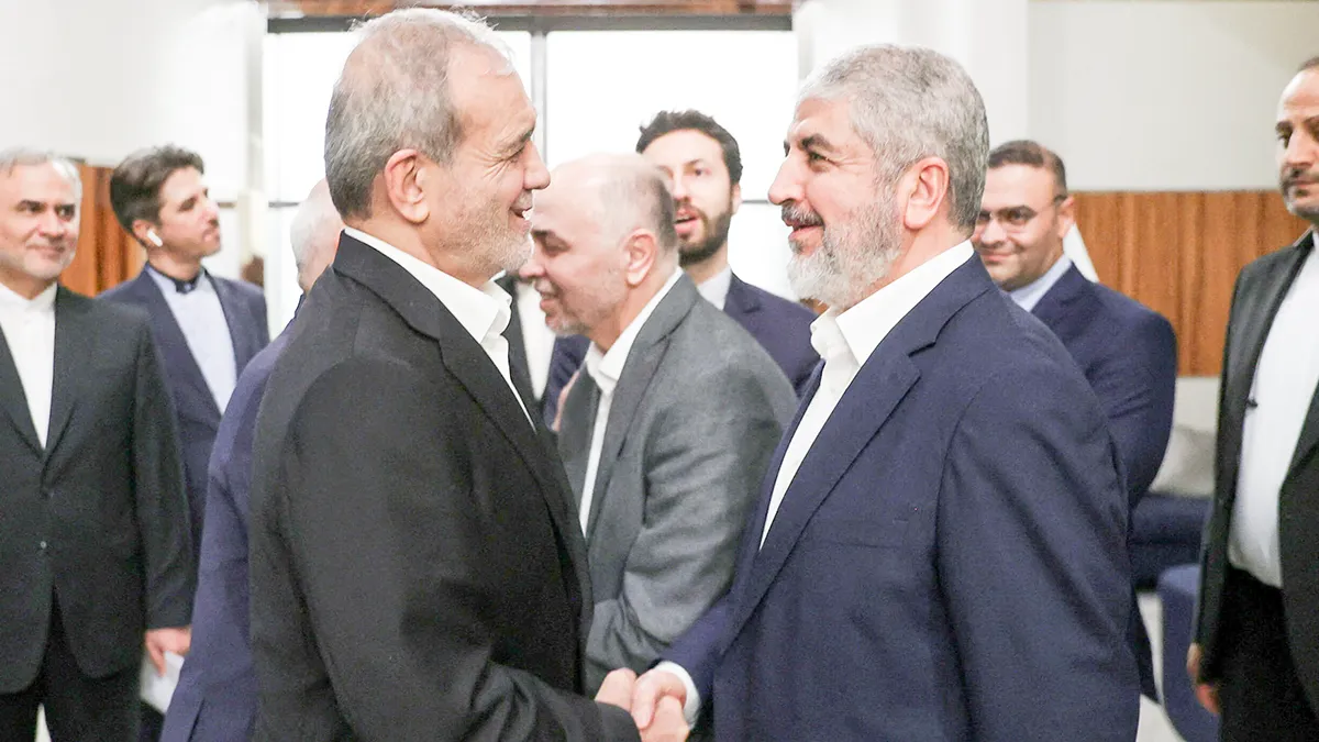 <p>El presidente de Irán, Masoud Pezeshkian, se reúne con el exlíder de Hamás, Khaled Mashal, en Doha, Qatar, el 2 de octubre de 2024 - Presidencia de Irán/WANA (Agencia de Noticias de Asia Occidental)/ vía REUTERS</p>
