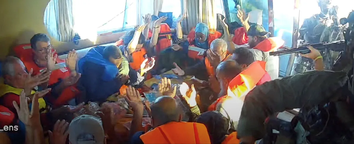 Una captura de pantalla de una transmisión en vivo muestra a la tripulación levantando las manos después de que fuerzas de la armada israelí abordaran el buque Florida, parte de la Flotilla Global Sumud, con destino a Gaza - Flotilla Global Sumud vía REUTERS