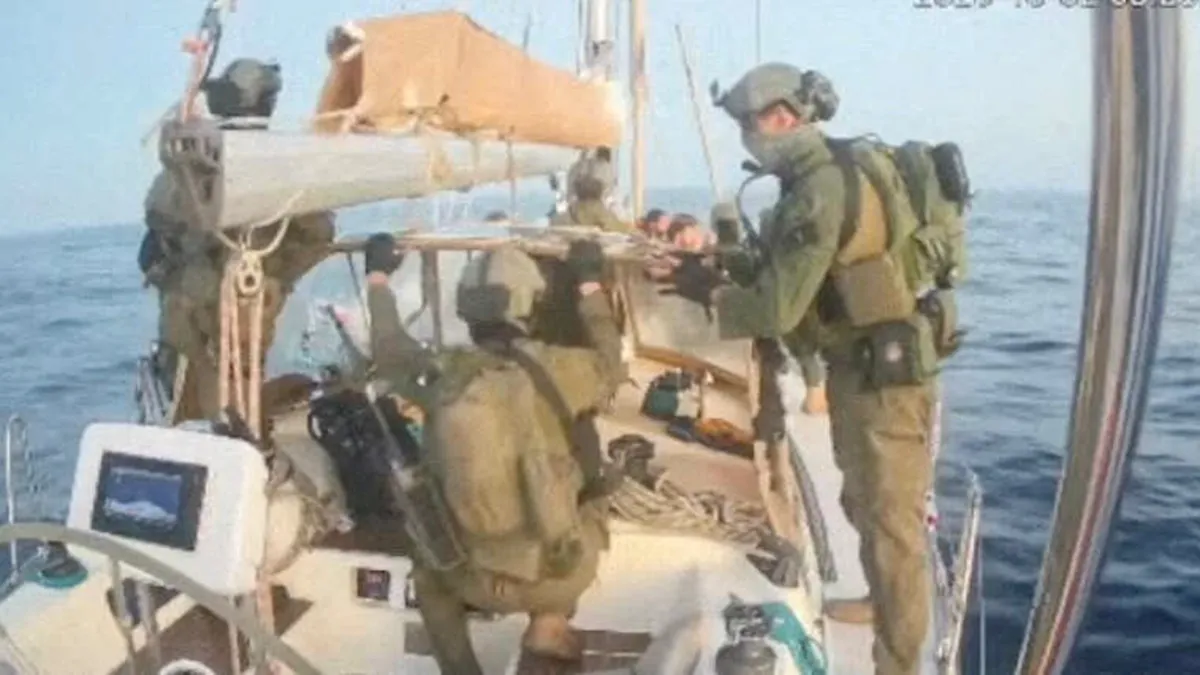 Una captura de pantalla de una transmisión en vivo muestra a las fuerzas de la armada israelí a bordo del buque Oxygono, parte de la Flotilla Global Sumud, con destino a Gaza. Según los organizadores, fue interceptado el 2 de octubre de 2025 - Flotilla Global Sumud vía REUTERS