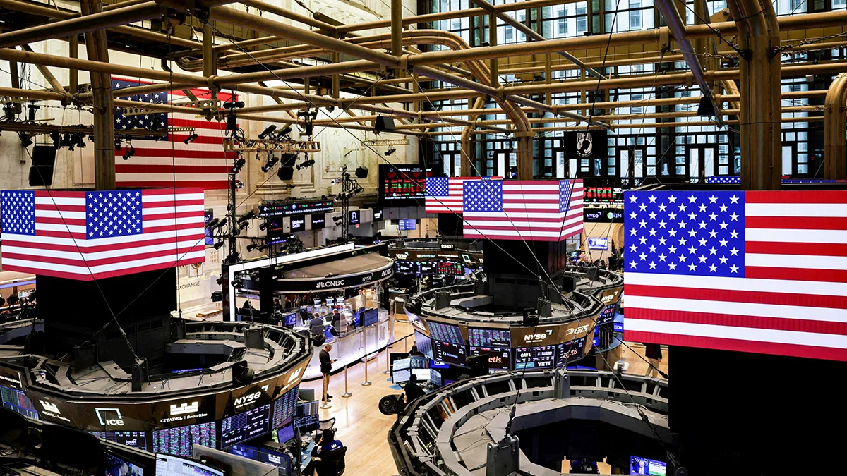 <p>Pantallas en el piso de la Bolsa de Valores de Nueva York (NYSE) en la ciudad de Nueva York, EE. UU., el 22 de septiembre de 2025 - REUTERS/ JEENAH MOON</p>
