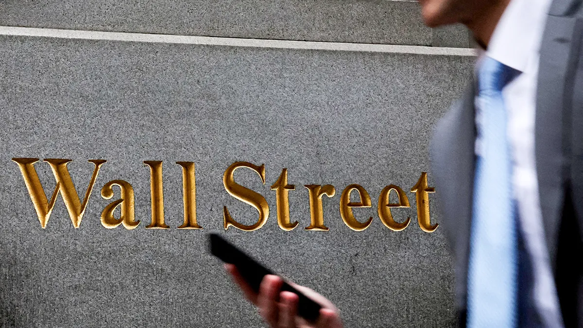 <p>Un hombre camina por Wall Street afuera de la Bolsa de Valores de Nueva York (NYSE) en la ciudad de Nueva York, EE. UU. - REUTERS/ BRENDAN McDERMIND</p>
