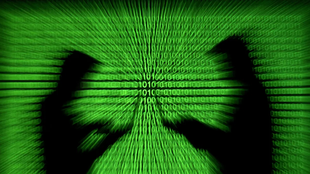 <p>En esta ilustración, creada el 28 de marzo de 2018, se ven siluetas de usuarios de computadoras portátiles junto a una proyección de código binario en la pantalla - REUTERS/ DADO RUVIC</p>
