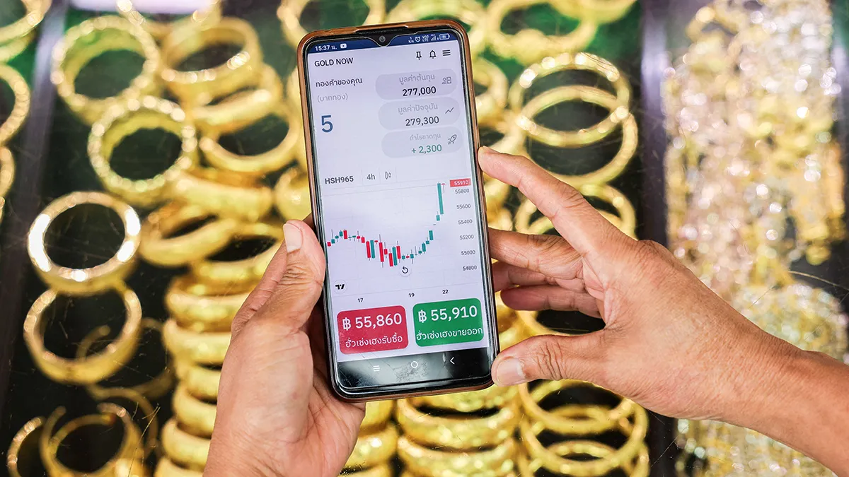 <p>Una mujer usa la aplicación Gold Now, una aplicación de comercio y ahorro de oro en línea desarrollada por el comerciante de oro tailandés Hua Seng Heng, en su teléfono móvil mientras revisa el precio del oro, el día en que el oro sube para establecer un nuevo récord, en Bangkok, Tailandia, el 22 de septiembre de 2025 - REUTERS/ CHALINEE THIRASUPA</p>
