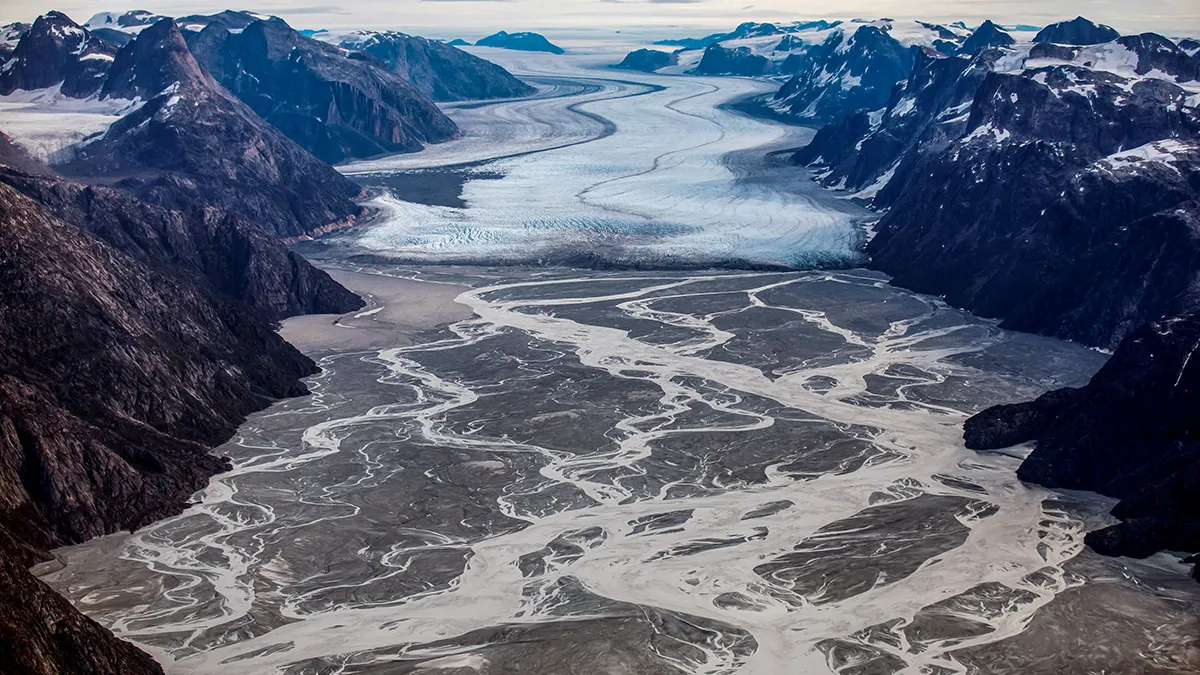 <p>Glaciar Sermeq, ubicado a unos 80 km al sur de Nuuk, en esta vista aérea sobre Groenlandia - REUTERS/ HANNIBAL HASSCHKE</p>
