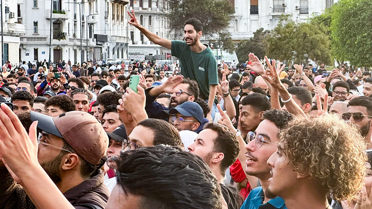 Manifestantes se manifiestan en el centro de Casablanca durante las manifestaciones lideradas por jóvenes que exigen mejor educación y atención médica, en Casablanca, Marruecos, el 2 de octubre de 2025 - PHOTO/ REUTERS