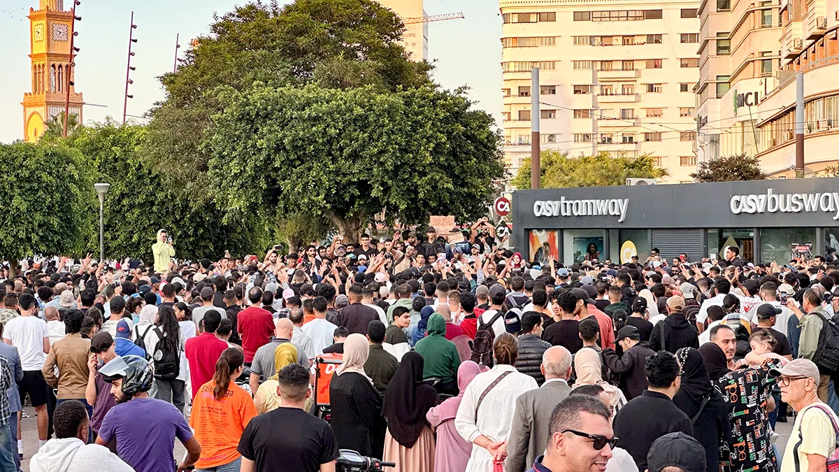 Manifestantes se reúnen en el centro de Casablanca durante manifestaciones lideradas por jóvenes que exigen mejor educación y atención médica, en Casablanca, Marruecos, el 2 de octubre de 2025 - PHOTO/ REUTERS