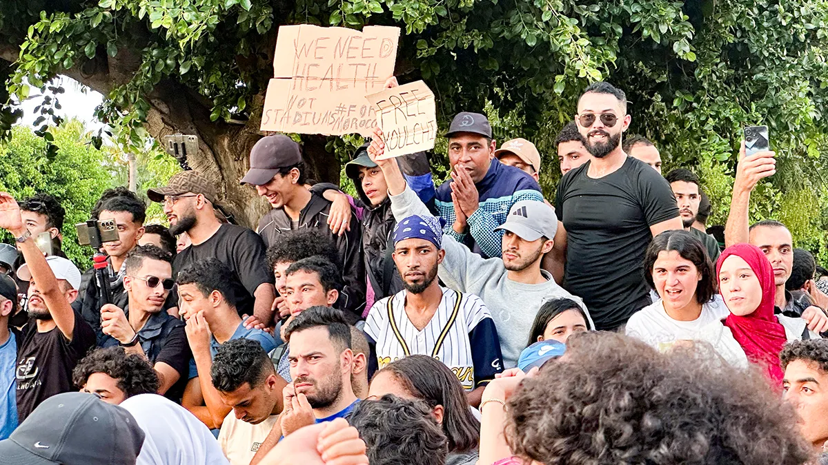 Manifestantes se reúnen en el centro de Casablanca durante manifestaciones lideradas por jóvenes que exigen mejor educación y atención médica, en Casablanca, Marruecos, el 2 de octubre de 2025 - PHOTO/ REUTERS