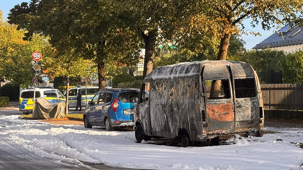 <p>Una furgoneta incendiada está cubierta de espuma tras ser extinguida por los bomberos en Múnich, Alemania, el 1 de octubre de 2025. Policías y bomberos desplegaban un gran número de efectivos en la arteria principal de Múnich, Lerchenauer Strasse, después de que un periódico local informara de explosiones y disparos - REUTERS/ CHRISTINE UYANIK</p>
