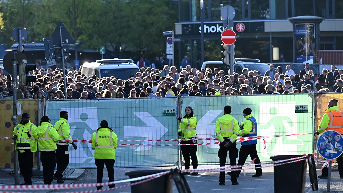 <p>El personal de seguridad espera tras una valla mientras se reabre el Oktoberfest en Múnich, Alemania, el 1 de octubre de 2025, después de que la policía no encontrara nada sospechoso en un importante operativo provocado por una amenaza de bomba y el descubrimiento de explosivos en un edificio residencial de Múnich tras un incidente que dejó al menos una persona muerta - REUTERS/ ANGELIKA WARMUTH</p>
