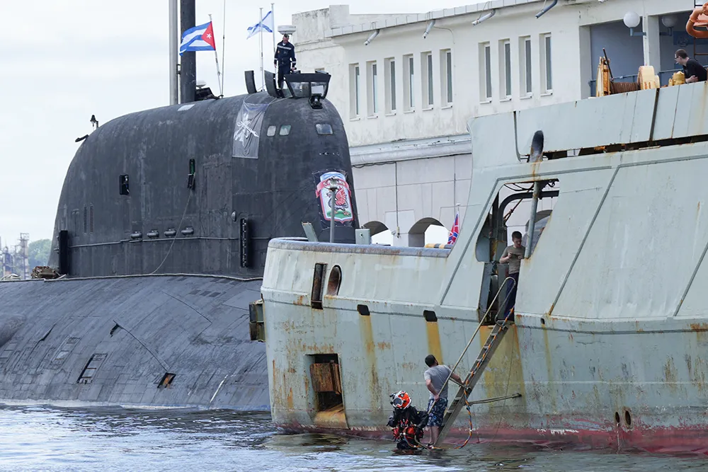 <p>Un buzo trabaja desde el remolcador ruso Nikolay Chiker, atracado junto al submarino nuclear Kazan en la bahía de La Habana, Cuba, el 13 de junio de 2024 - REUTERS/ ALEXANDRE MENEGHINI</p>
