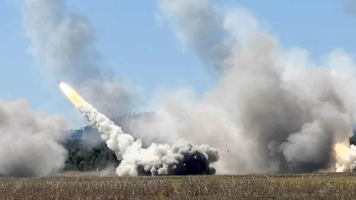 <p>Las fuerzas de defensa de Australia, Estados Unidos y Singapur disparan cohetes HIMARS como parte del ejercicio de combate conjunto Talisman Sabre 2025 en la bahía de Shoalwater, Queensland, Australia, el 14 de julio de 2025 - REUTERS/ KIRSTY NEEDHAM</p>
