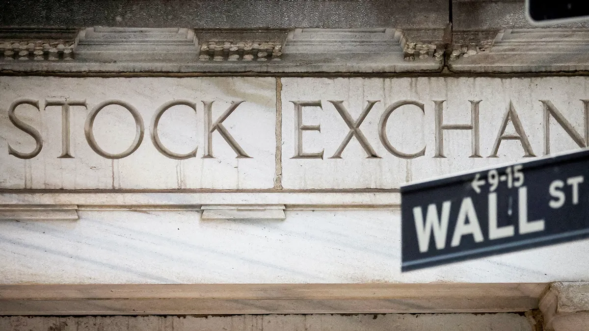 <p>La entrada de Wall Street a la Bolsa de Valores de Nueva York (NYSE) - REUTERS/ BRENDAN McDERMIND</p>
