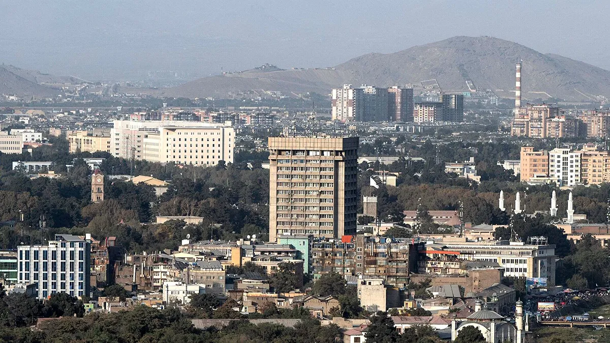<p>Esta fotografía, tomada el 29 de septiembre de 2025, muestra una vista general del edificio de oficinas del Ministerio de Comunicaciones y Tecnologías de la Información (C) en Kabul, la capital de Afganistán. Bancos paralizados, aviones en tierra, hospitales caóticos: durante dos días, la vida se detuvo en Afganistán cuando los talibanes cortaron inesperadamente las redes de internet y telefonía - PHOTO/ ARCHIVO</p>
