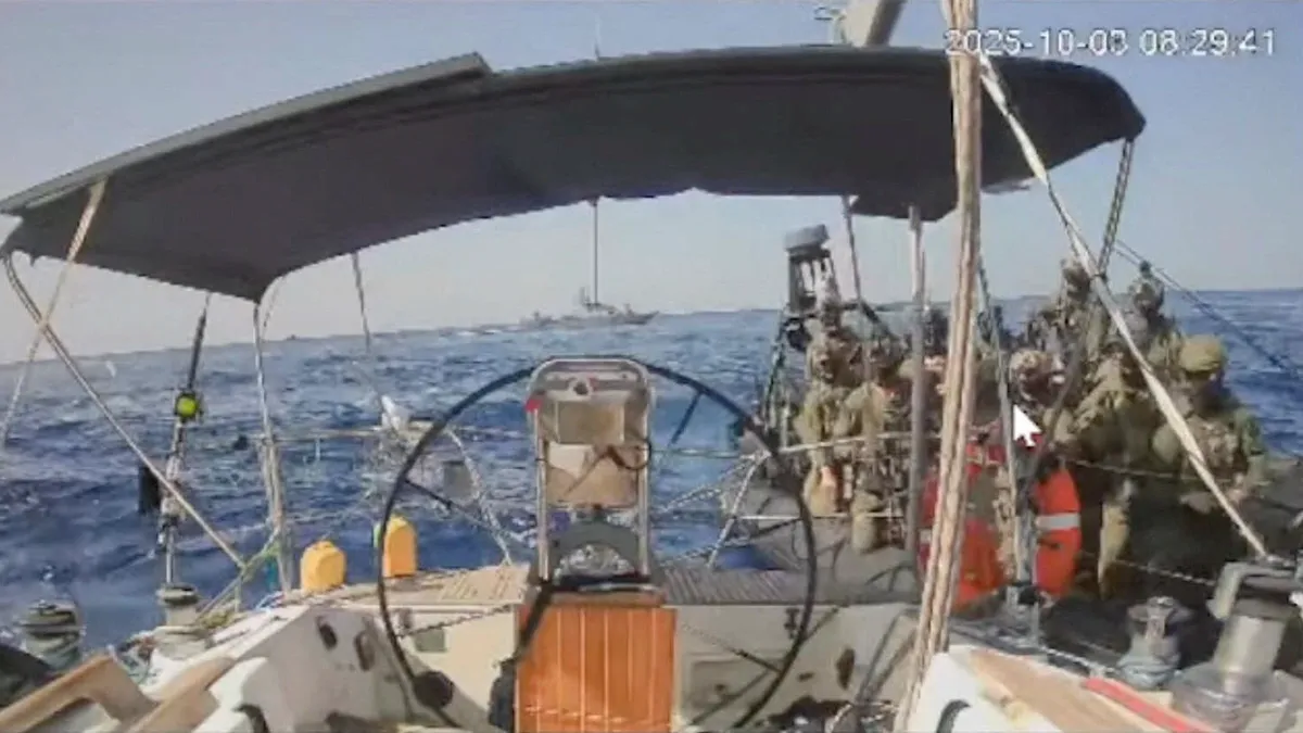 <p>Una captura de pantalla de una transmisión en vivo muestra a las fuerzas de la armada israelí acercándose al buque Marinette, que se cree es el único barco de la Flotilla Global Sumud que aún navega hacia Gaza. Según los organizadores de la flotilla, este fue interceptado el 3 de octubre de 2025 - Flotilla Global Sumud vía REUTERS</p>
