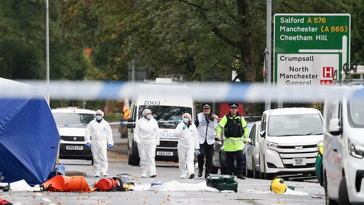 <p>Miembros de un equipo forense y la policía trabajan fuera de la sinagoga de Manchester, donde varias personas fueron asesinadas en Yom Kippur, en lo que la policía ha declarado un incidente terrorista, en el norte de Manchester, Gran Bretaña, el 3 de octubre de 2025 - REUTERS/ HANNAH Mckay</p>
